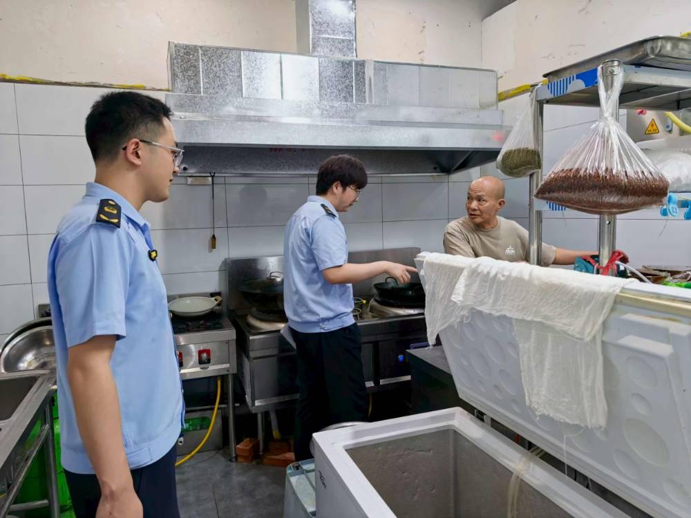 大渡口区市场监管局开展餐饮后厨专项检查