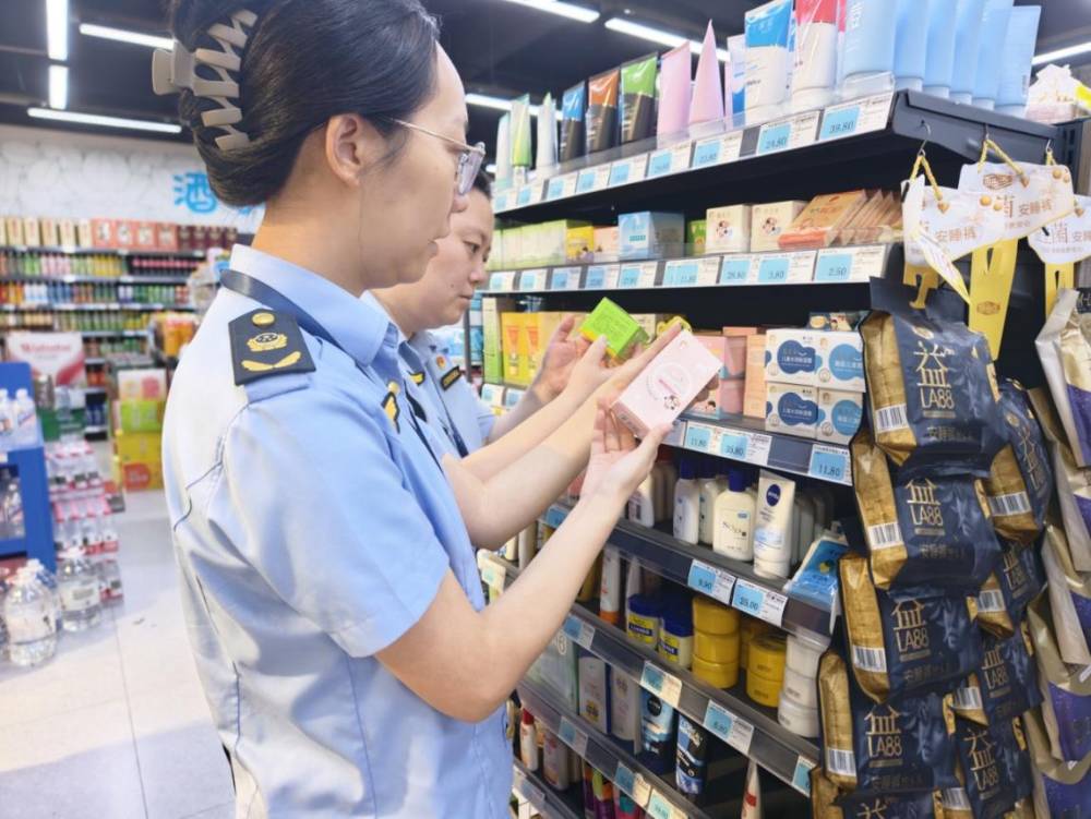 大渡口区八桥镇市场监管所排查儿童用品及食品安全风险